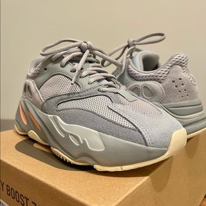 Adidas Yeezy Boost 700